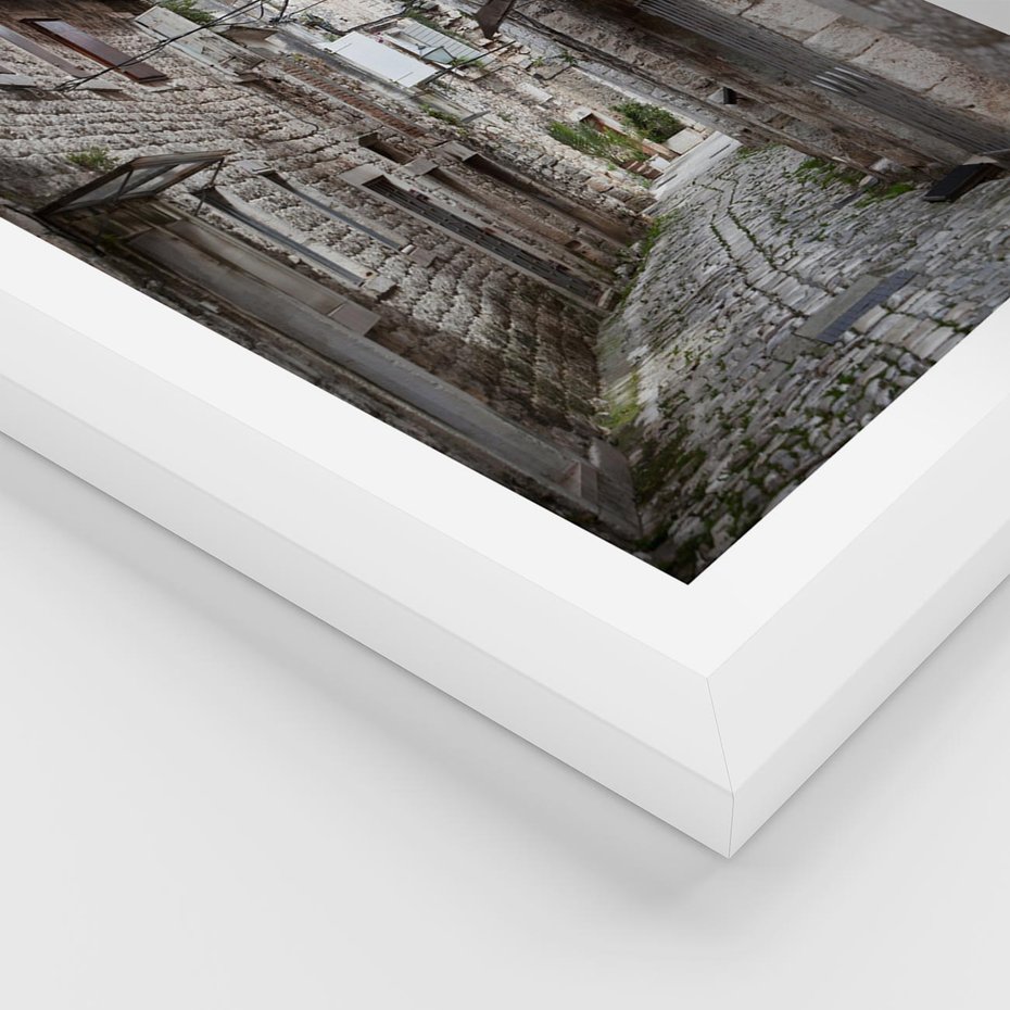 Plakat w ramie 50x70 - Malownicza uliczka we Włoszech - uliczka, Włoch - rama biała