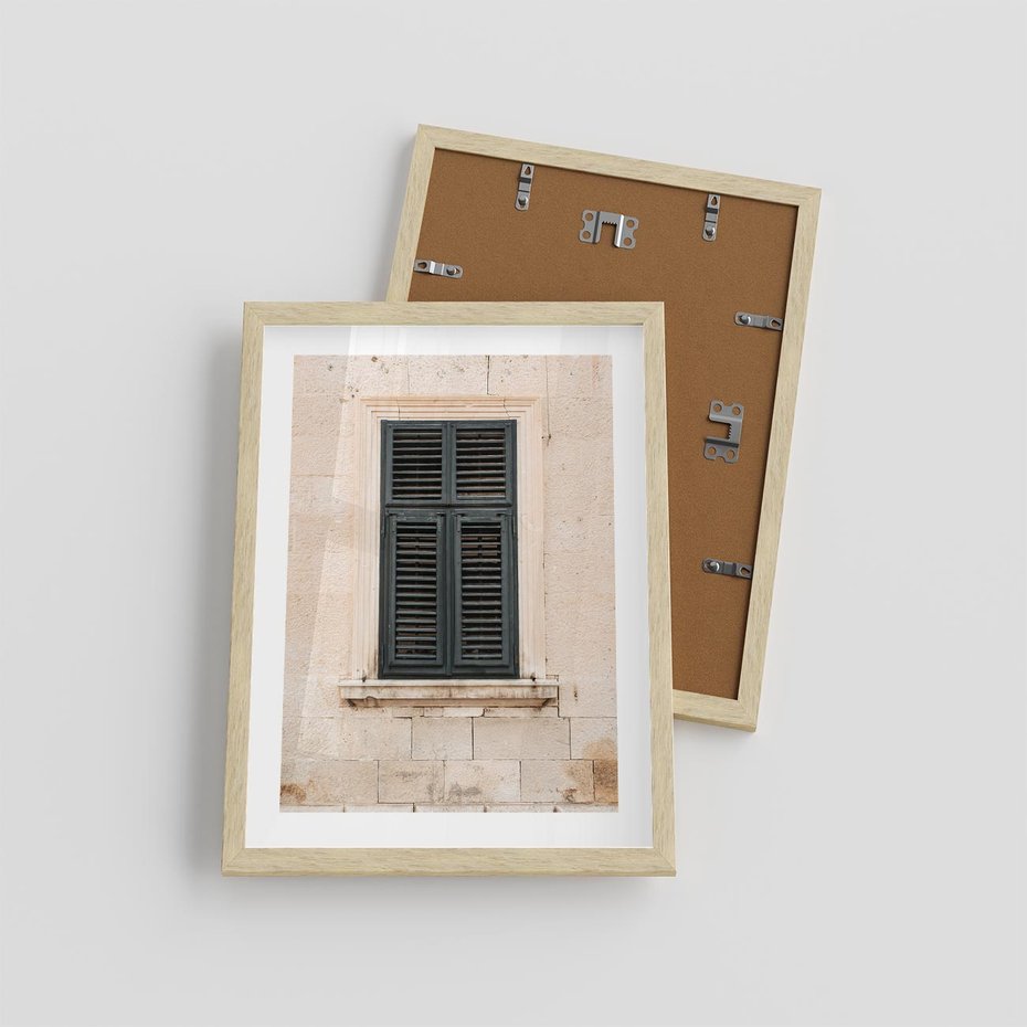 Plakat w ramie 30x40 - Urok Starego Okna z Zielonymi Okiennicami - stare okno, kamienica - rama drewno