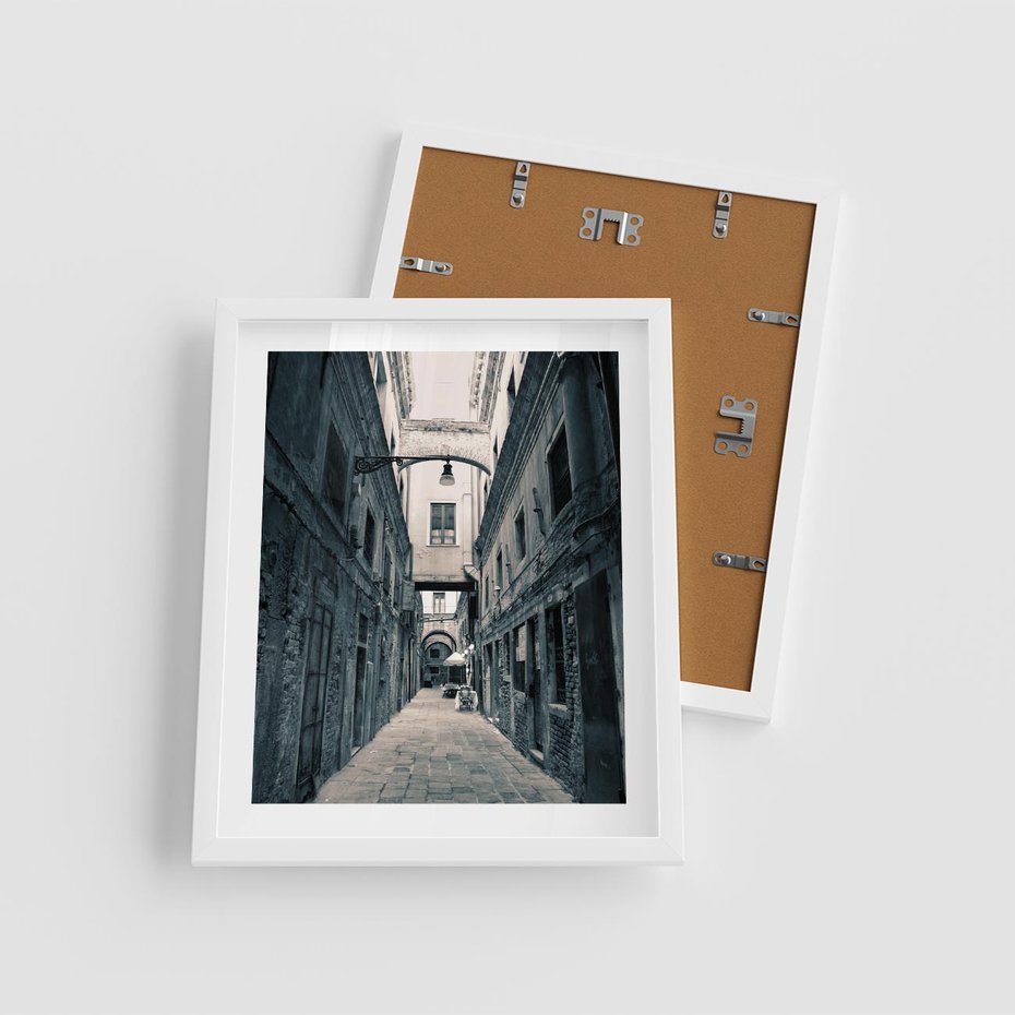 Plakat w ramie 40x50 - Odkryj tajemnice miasta - uliczka, perspektywa - rama biała