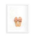 Plakat w ramie 50x70 - Minimalistyczna Moda: Klapki na Białym Tle - klapki, minimalizm - rama biała