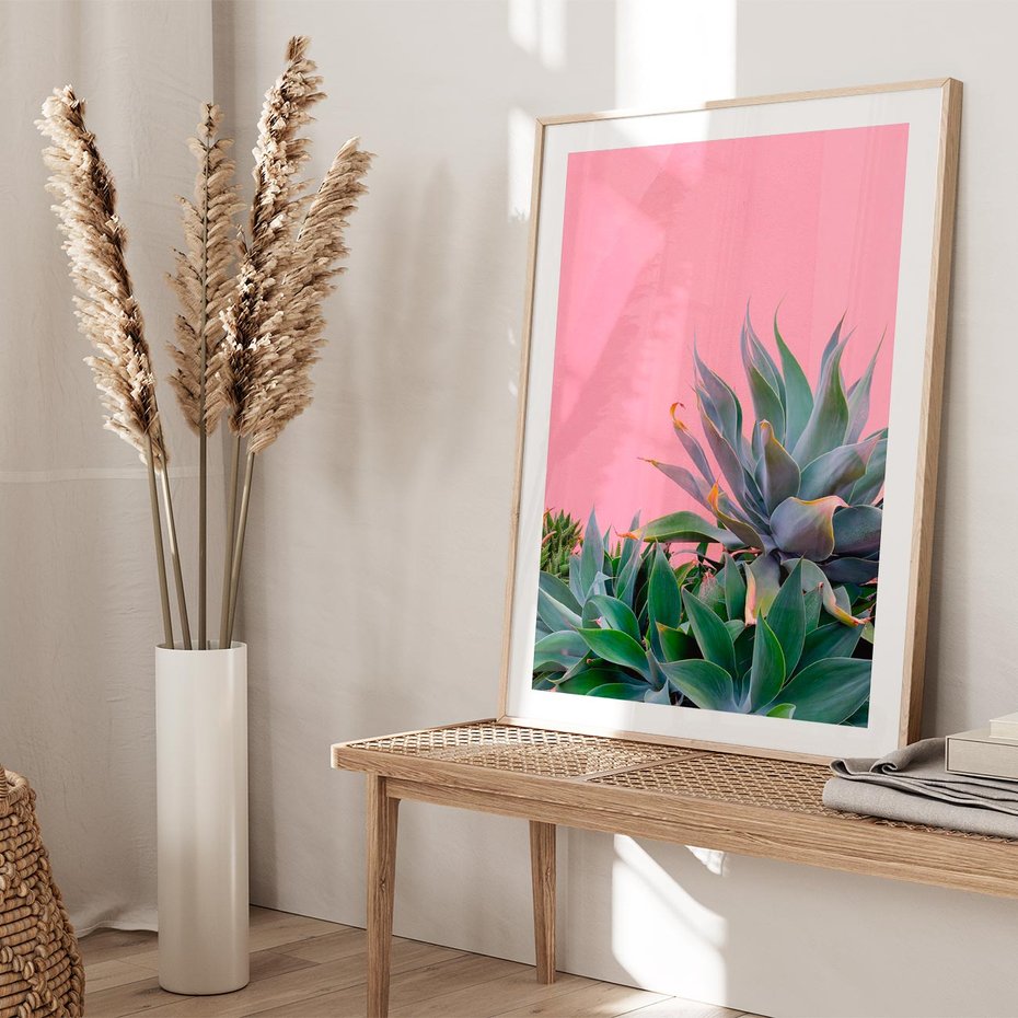 Plakat w ramie 40x50 - Tropikalne Liście na Różowej Ścianie - różowa ściana, tropikalne liście na jej tle - rama drewno