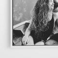 Obraz w ramie 50x50 - Księga mglistych marzeń - czarno biała fotografia, para zakochanych w łodzi - rama biała