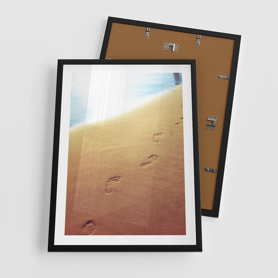 Plakat w ramie 50x70 - Ślad Przygody - ślady, stóp - rama czarna