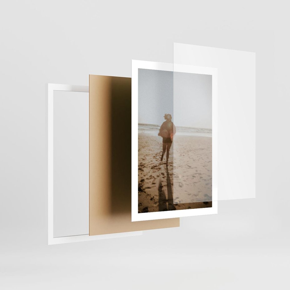 Plakat w ramie 50x70 - O Zachodzie Słońca - klimatyczna fotografia, postać biegnie po plaży - rama biała