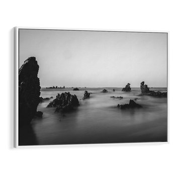 Obraz w ramie 120x80 - Harmonia świateł i cieni - zamglona dzika plaża, skały na plaży - rama biała