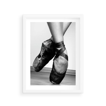 Plakat w ramie 50x70 - Taniec Zmysłów - artystyczne zdjęcie, odcienie szarości - rama biała