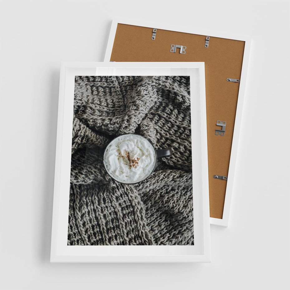 Plakat w ramie 50x70 - Relaks z Kawą i Kocem - ciepły wełniany koc, kawa z bitą śmietaną - rama biała