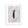 Plakat w ramie 30x40 - Prosta Elegancja - czarne pióro na białej pościeli, minimalizm - rama biała