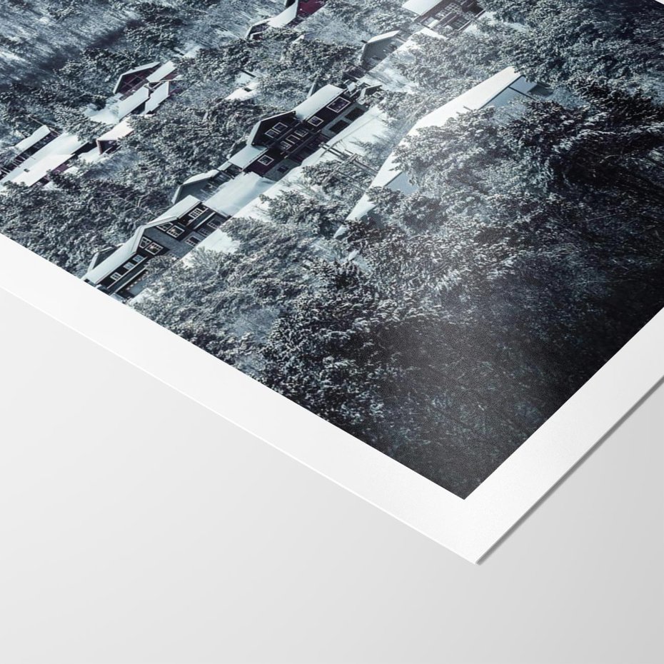 Plakat bez ramy 21x30 - Domki w Chmurach - górski zimowy krajobraz, dommki na wzgórzach