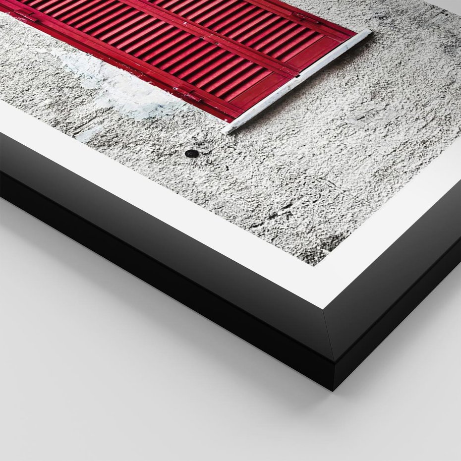 Plakat w ramie 40x50 - Okno z Czerwonymi Okiennicami - stare okno, kamienica - rama czarna