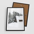 Plakat w ramie 50x70 - Zimowy Urok - śnieg, domek w górach - rama czarna