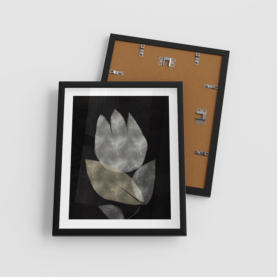 Plakat w ramie 40x50 - Nocne Uniesienia - abstrakcyjny kwiat, mroczna atmosfera - rama czarna