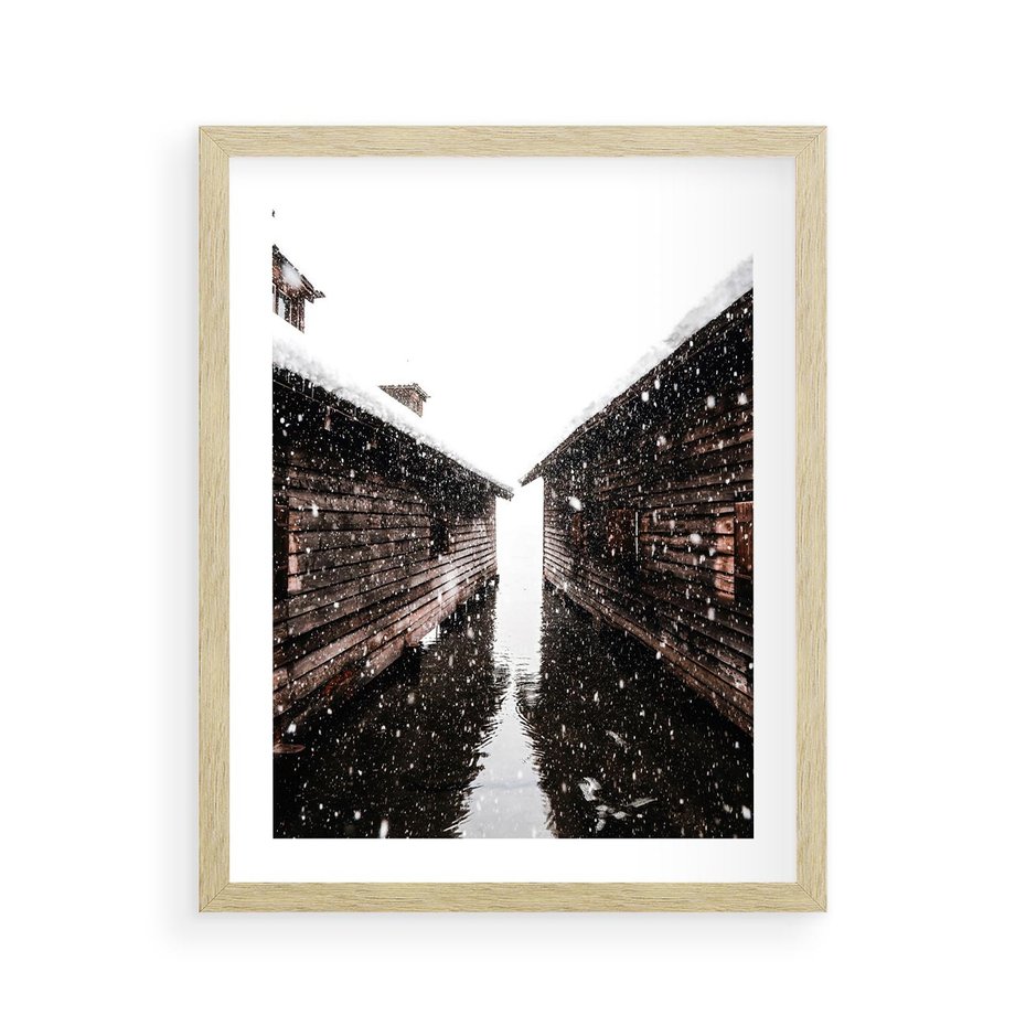 Plakat w ramie 40x50 - Spadający Śnieg - domek górski, w zimie - rama drewno