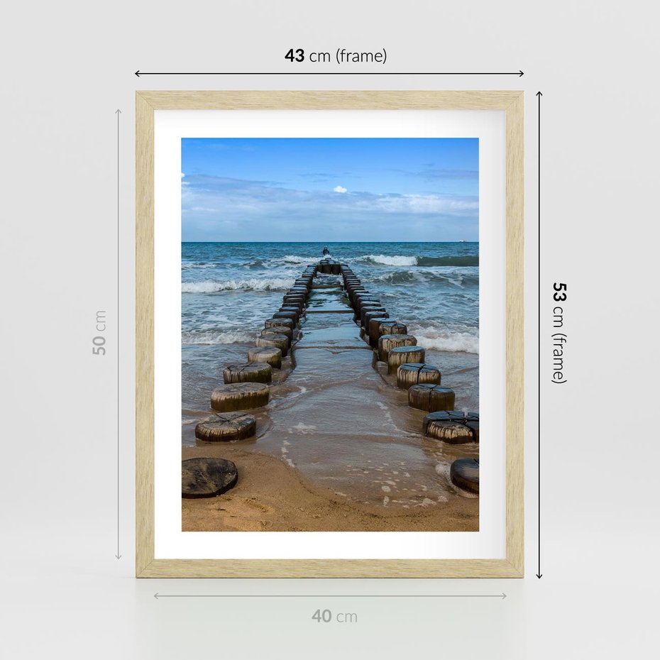 Plakat w ramie 40x50 - Falochron na brzegu morza - falochron, morze - rama drewno