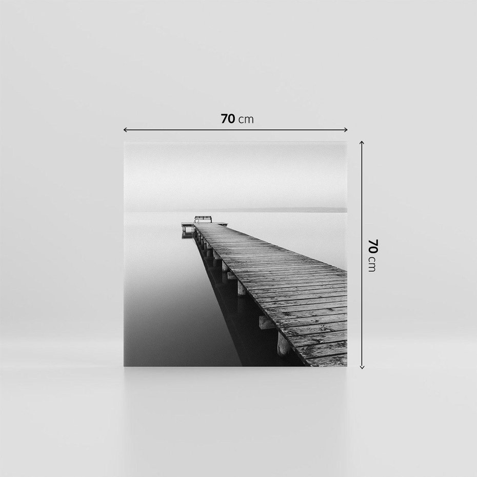 Obraz na płótnie 70x70 - Mglista Perspektywa - czarno biała fotografia, drewniany pomost na jeziorze