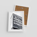 Plakat w ramie 30x40 - Architektura Przyszłości: Czarno-Białe Ujęcie - nowoczesna architektura, czarno białe zdjęcie - rama biała