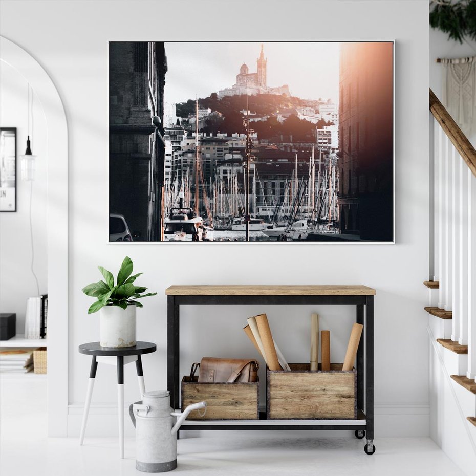 Obraz w ramie 120x80 - Światło Portowe - czarno białe zdjecie, uliczka w nadmorskim mieście - rama biała