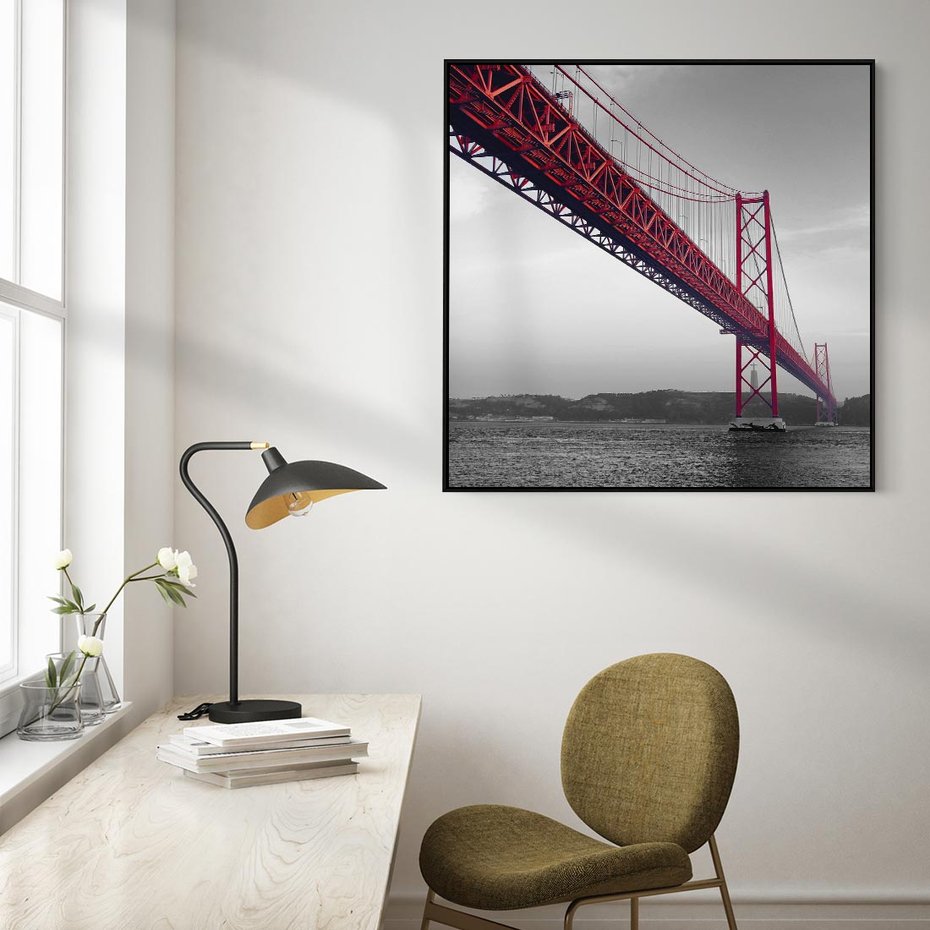 Obraz w ramie 50x50 - Majestatyczny Most - czarno biała fotografia, czerwony stalowy most nad rzeką - rama czarna