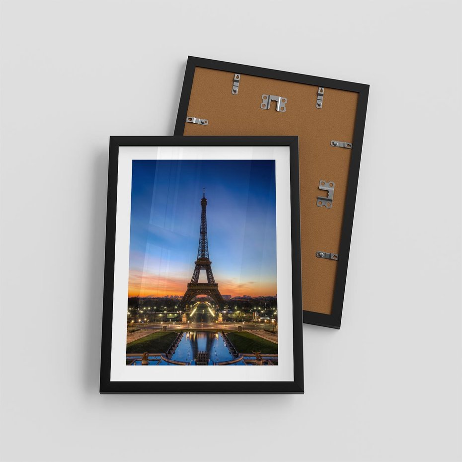 Plakat w ramie 30x40 - Wieża Eiffla w Innej Odsłonie - wieża, Eiffla - rama czarna