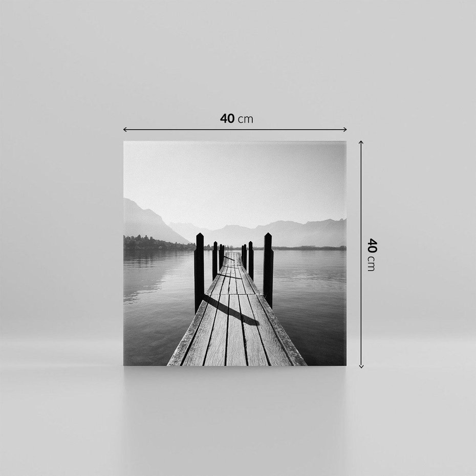 Obraz na płótnie 40x40 - Spokojna Przystań - czarno biała fotografia, drewniany pomost na jeziorze