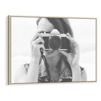 Obraz w ramie 100x70 - Zrób mi Zdjęcie - fotografia, kobieta z aparatem - rama drewno