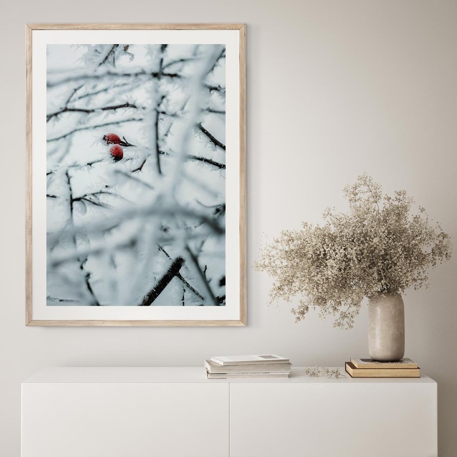 Plakat w ramie 50x70 - Zima w Detalu: Gałęzie ze Szronem i Śniegiem - śnieg, zima - rama drewno