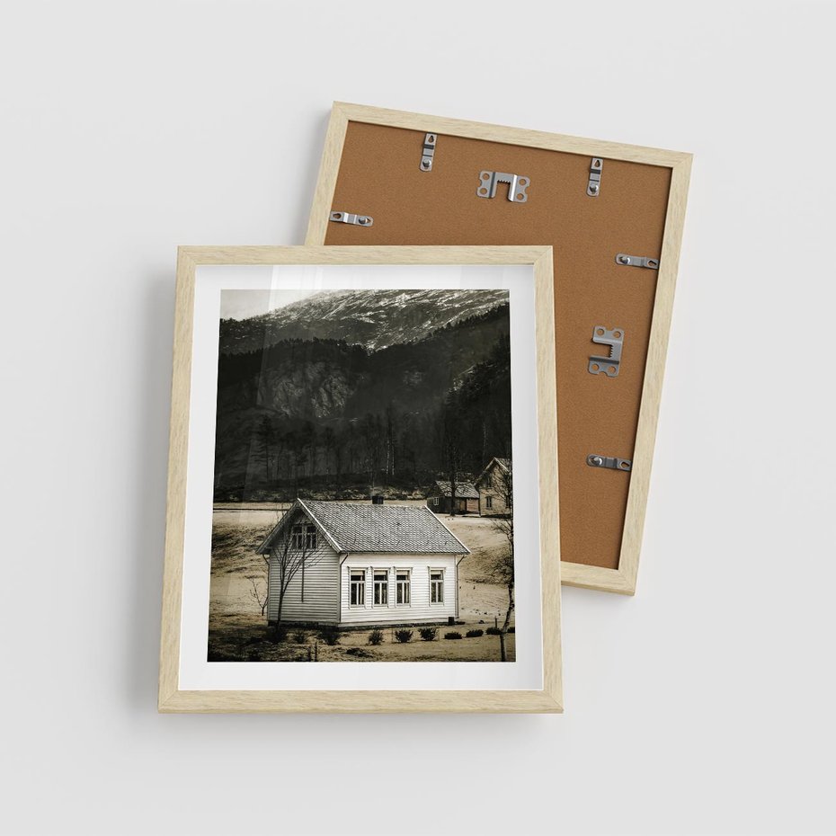 Plakat w ramie 40x50 - Ciepło i Urok Górskiego Domku - domek w górach, sepia - rama drewno