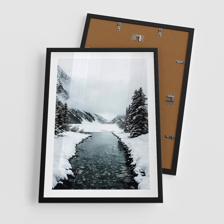 Plakat w ramie 50x70 - Zimowa Przyroda: Rzeka, Góry i Śnieg - zima, rzeka - rama czarna