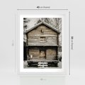 Plakat w ramie 40x50 - Stary Drewniany Dom w Śniegu - stary drewniany dom, zima - rama biała