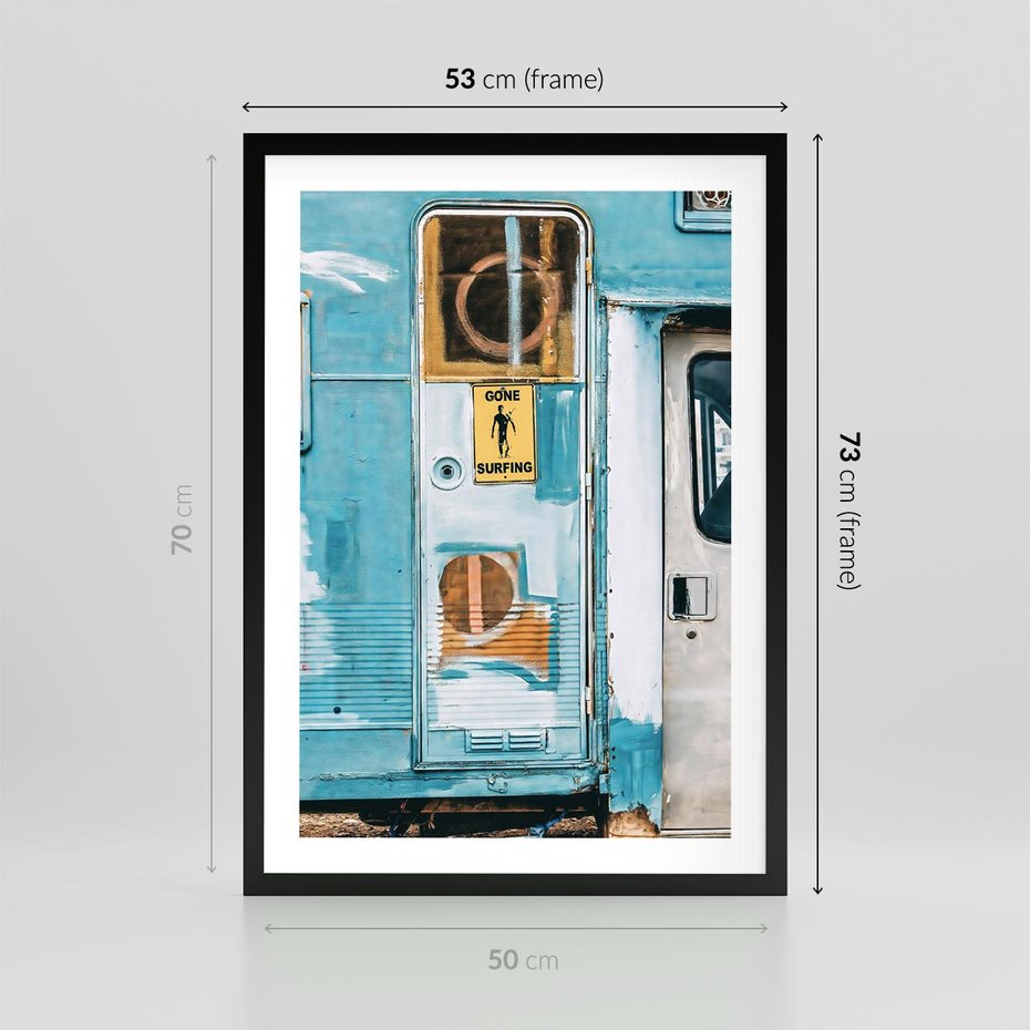 Plakat w ramie 50x70 - Nostalgiczna Podróż - stara przyczepa kempingowa, niebieskie kolory - rama czarna