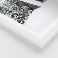 Plakat w ramie 30x40 - Zimowy Urok - śnieg, domek w górach - rama biała