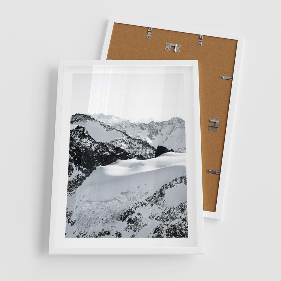 Plakat w ramie 50x70 - Biały Zimowy Pejzaż - góry w zimie, ośnieżone wysokie szczyty - rama biała
