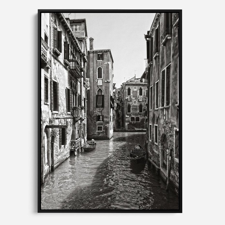 Obraz w ramie 70x100 - Weneckie Kanały - czarno białe zdjęcie, wenecja - rama czarna