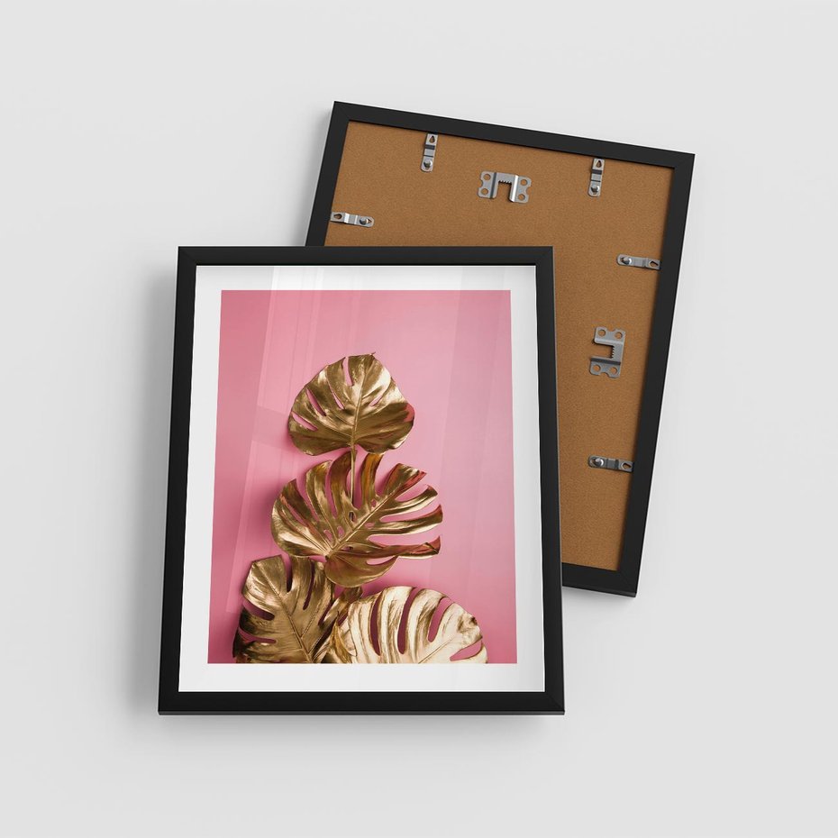 Plakat w ramie 40x50 - Złote Liście Monstery: Delikatność na Różowym Tle - złote liście monstery, różowe tło - rama czarna