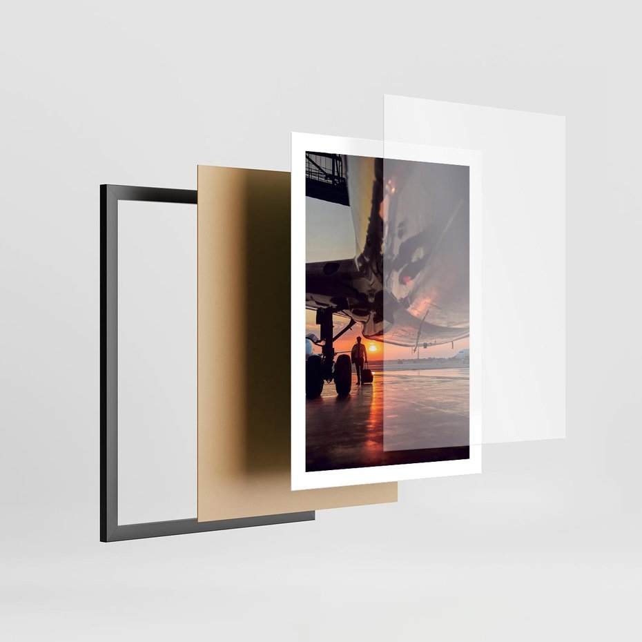 Plakat w ramie 50x70 - Podróż ku Zachodzącemu Słońcu - samolot, scena na lotnisku - rama czarna