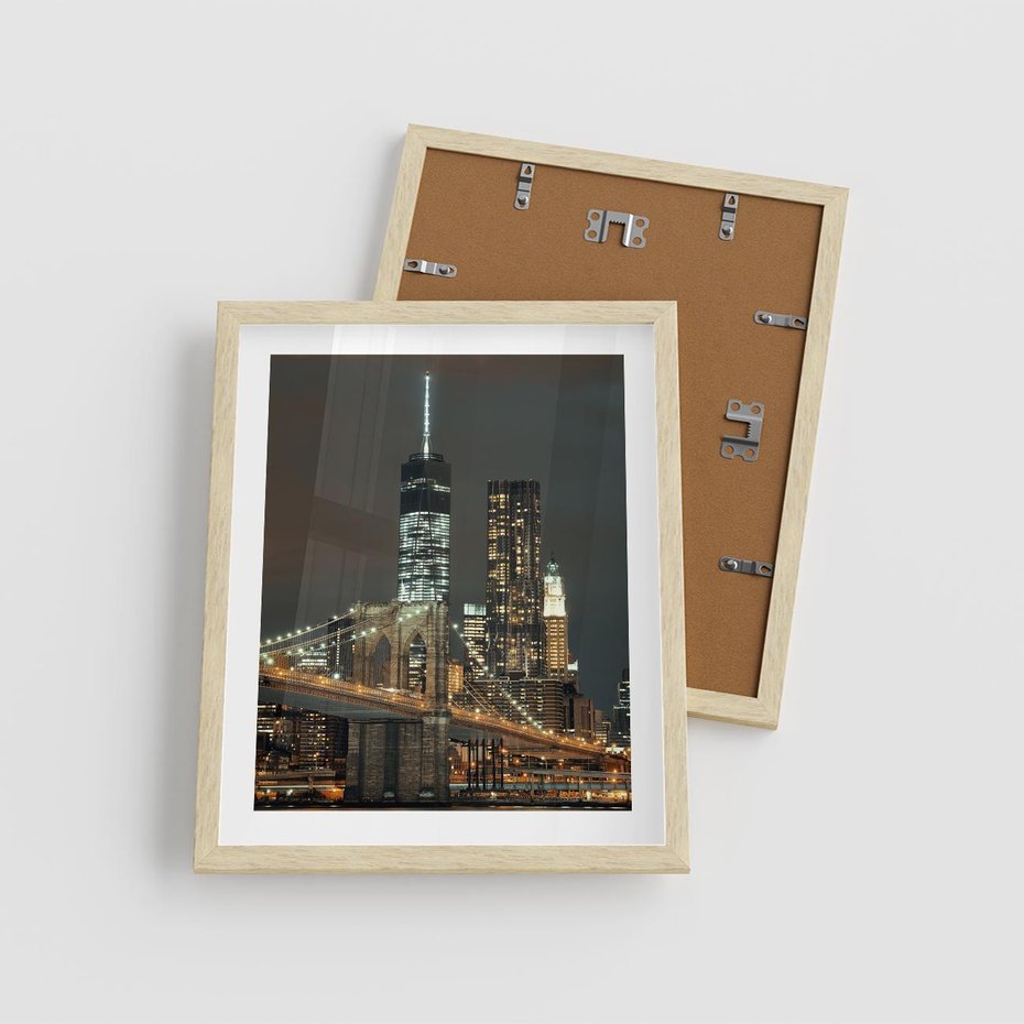 Plakat w ramie 40x50 - Miasto rozświetlone nocnym blaskiem - miasto, nocą - rama drewno