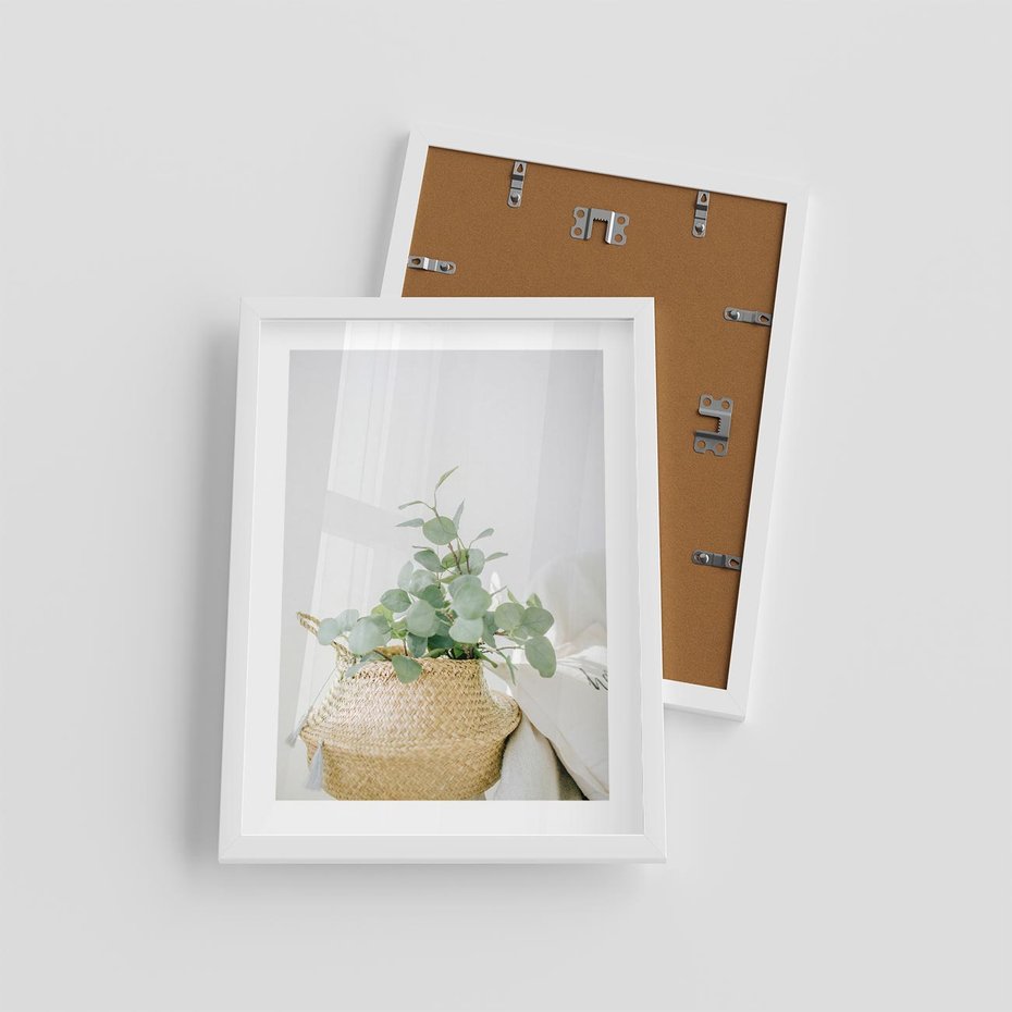 Plakat w ramie 30x40 - Eukaliptusowa Świeżość - eukaliptus, liście w koszu z wikliny - rama biała