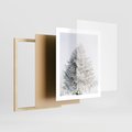 Plakat w ramie 40x50 - Zimowa Poezja w Ośnieżonym Drzewie - ośnieżone drzewo, zima - rama drewno