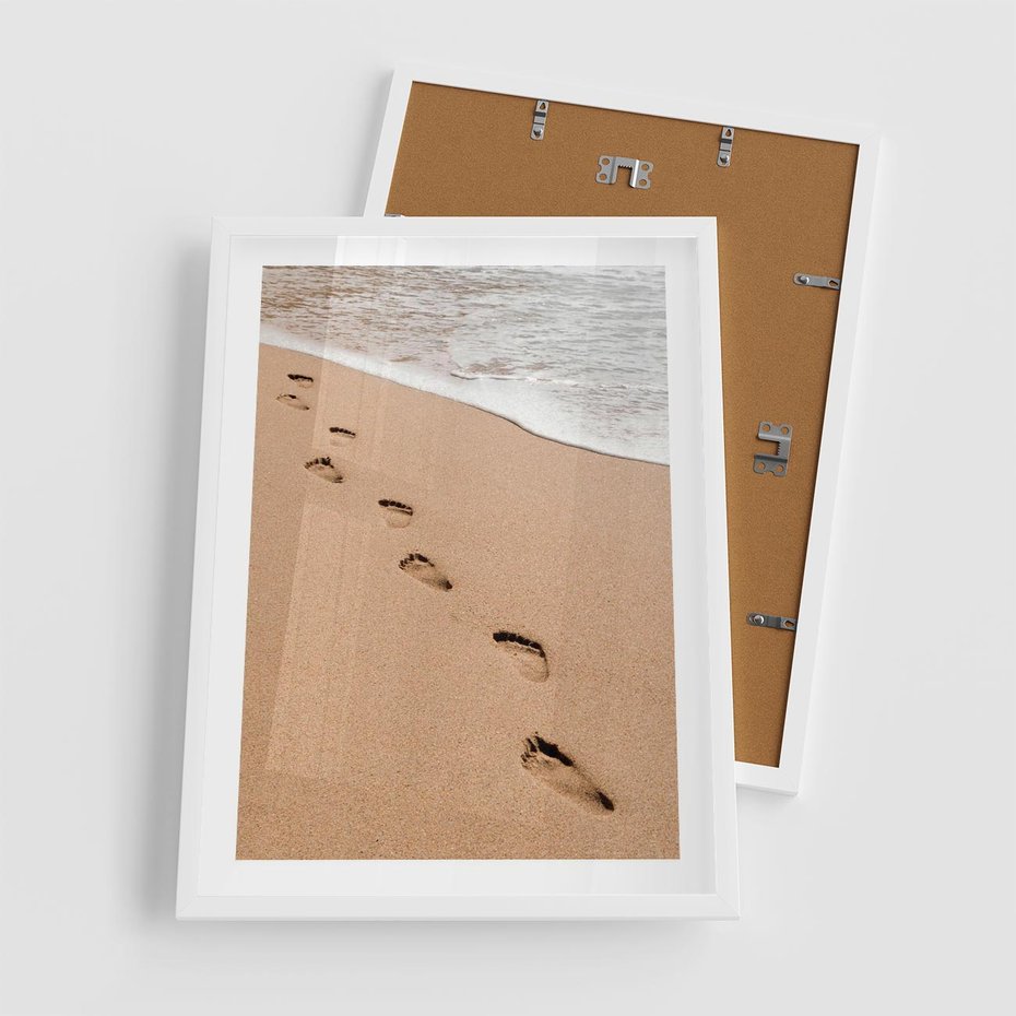Plakat w ramie 50x70 - Ślady Stóp na Plaży: Spacer nad Morzem - plaża, ślady stóp na piasku - rama biała