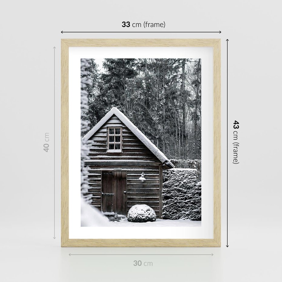 Plakat w ramie 30x40 - Zaklęta Zima - domek w lesie, śnieg - rama drewno