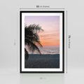 Plakat w ramie 50x70 - Tropikalny Zachód Słońca: Piękno Palmy - palma, nad morzem - rama czarna