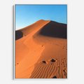 Obraz w ramie 50x70 - Piasek pustyni wędruje - pustynia, piasek - rama biała
