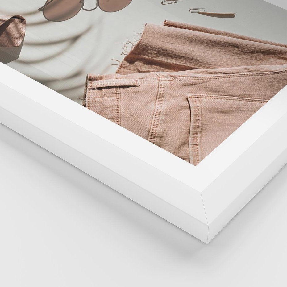 Plakat w ramie 40x50 - Urok Pudrowego Różu - zdjęcie, moda - rama biała