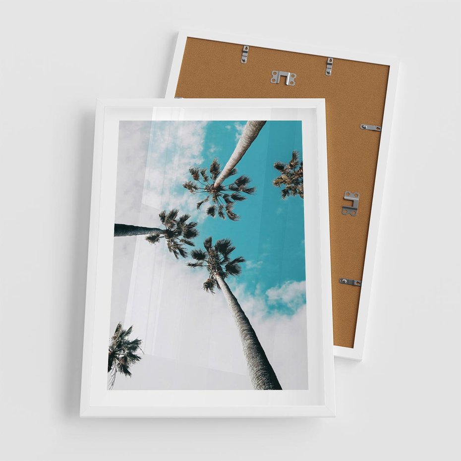 Plakat w ramie 50x70 - Palmy w Gorącym Niebie - palmy, ujęcie z dołu - rama biała