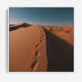 Obraz w ramie 50x50 - Piasek pustyni w ogniu - pustynia, piasek - rama biała