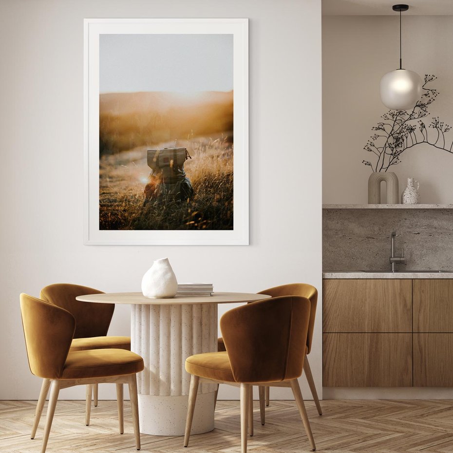 Plakat w ramie 40x50 - Podróżniczy bukiet na łące - plecak, podróż - rama biała