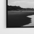 Obraz w ramie 100x70 - Nadmorska Melodia - czarno białe zdjęcie, plaża - rama czarna