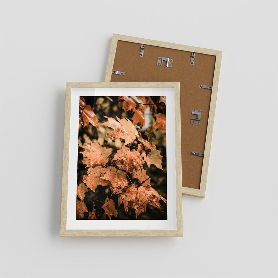 Plakat w ramie 30x40 - Ciepło Jesieni - jesienne pomarańczowe liśćie, jesień - rama drewno