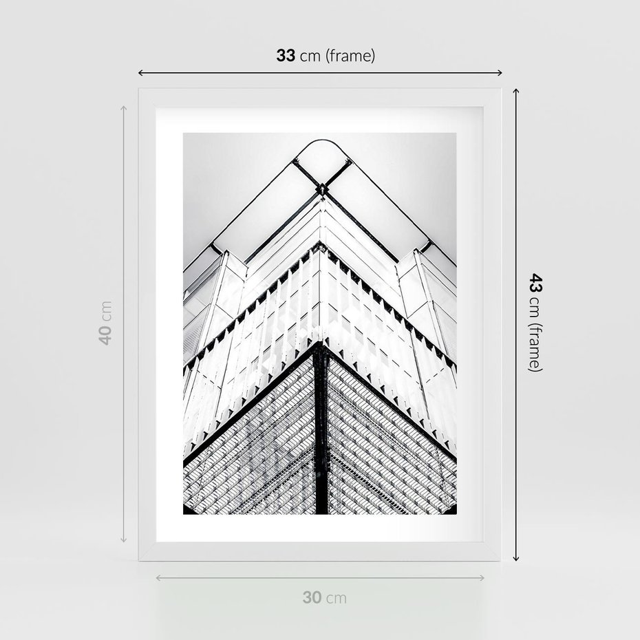 Plakat w ramie 30x40 - Elegancja Współczesnej Architektury: Wieżowiec w Monochromii - nowoczesna architektura, czarno biała fotografia - rama biała