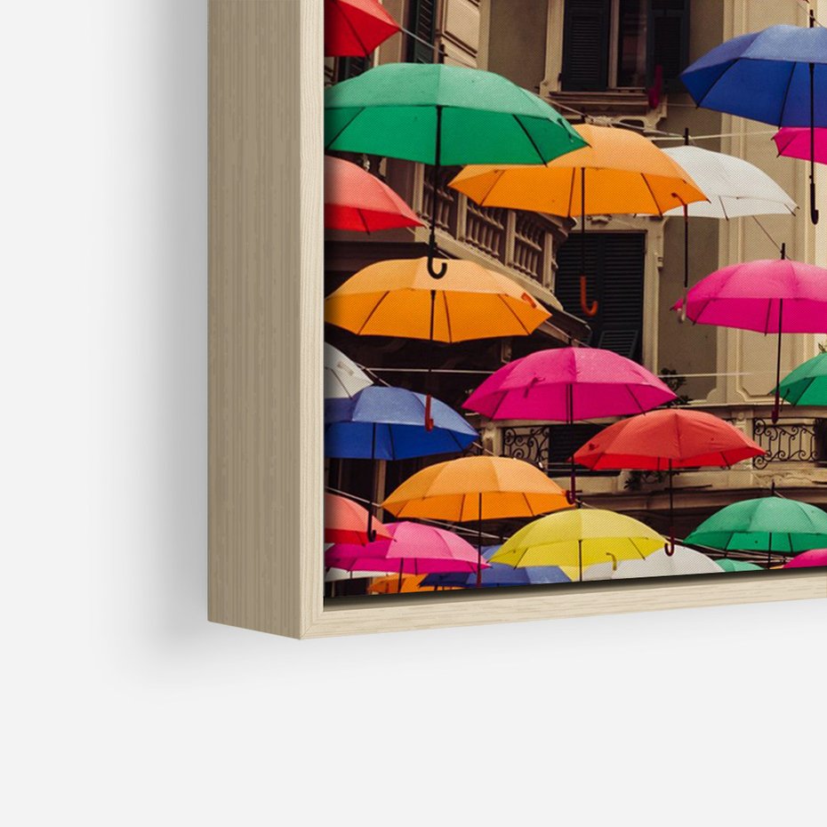 Obraz w ramie 50x70 - Barwna symfonia wyobraźni - fotografia, kolorowe parasolki podwieszone nad ulicą - rama drewno